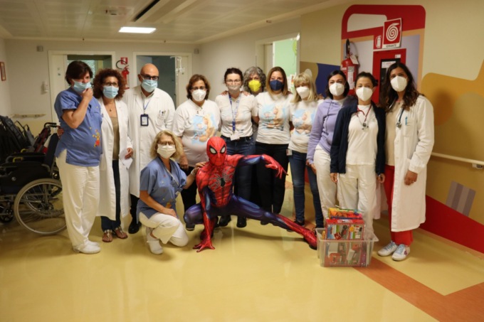 Spiderman in visita ai bambini ricoverati agli ospedali di Melzo e Cernusco