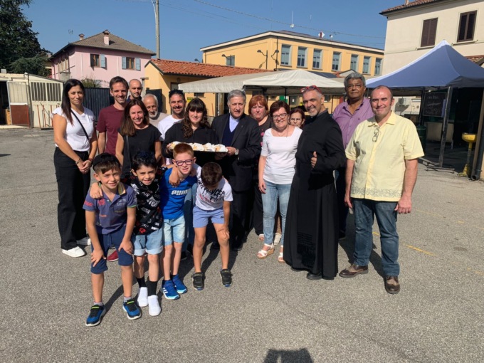 Entra nel vivo la festa patronale di Grezzago: il saluto al parroco