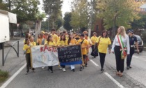 La marcia degli studenti di Brugherio dopo i vandalismi: "Riprendiamoci la scuola e il nostro futuro"