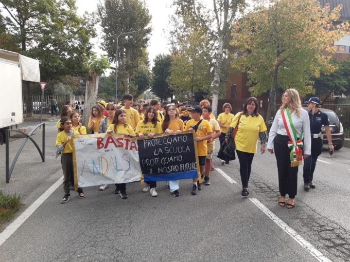 marcia studenti brugherio contro i vandalismi