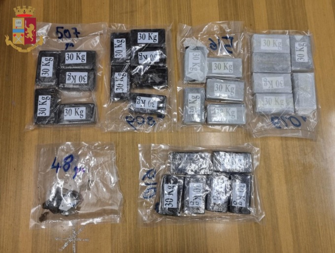 Tre chili di hashish in casa, la Polizia ha arrestato un 22enne