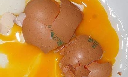 A Cernusco sul Naviglio ragazzini bersagliati con un lancio di uova da un gruppo di bulli