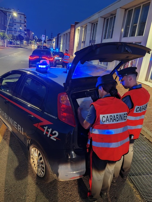Aggrediscono un 18enne sotto gli occhi dei Carabinieri di Pioltello: un arresto