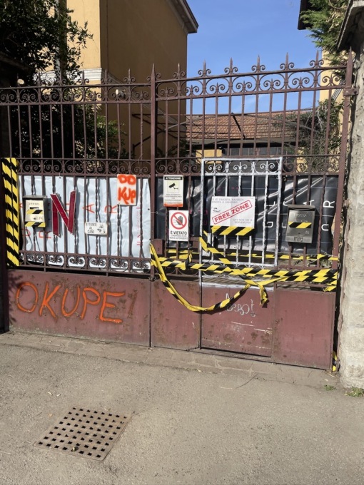 Segrate, dopo il rogo la conferma: la villa di via Martiri di Cefalonia è occupata illegalmente