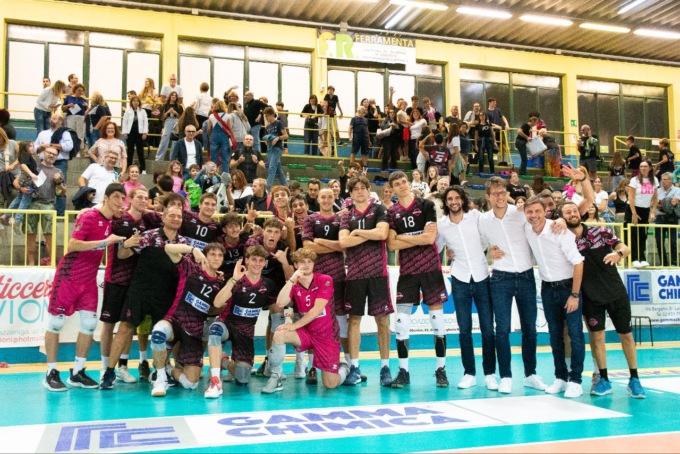 Esordio vincente per i Diavoli Rosa: 600 tifosi a Brugherio sono l’uomo in più in campo