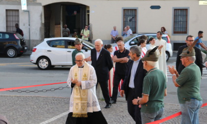 Folla, abbracci e sorrisi per don Sergio Ghisoni a Vaprio