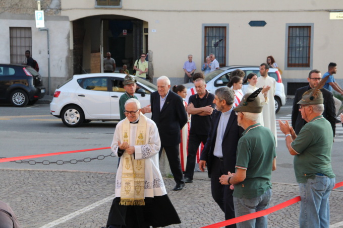 Folla, abbracci e sorrisi per don Sergio Ghisoni a Vaprio