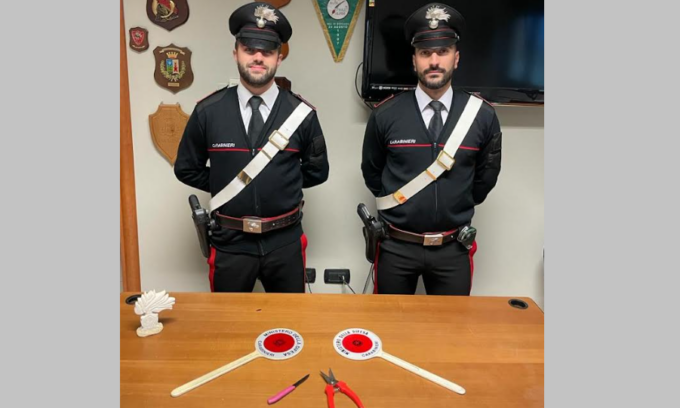 Danneggia un’auto poi cerca di rubarla: denunciato a Capriate un 23enne