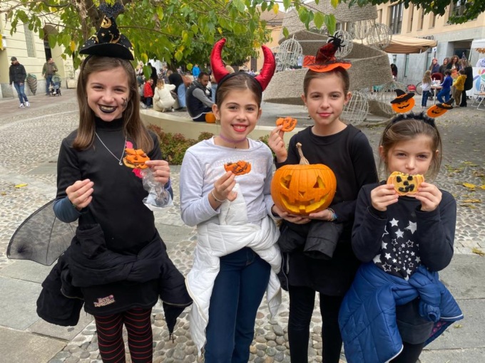 Il taglio delle zucche in piazza a Cernusco