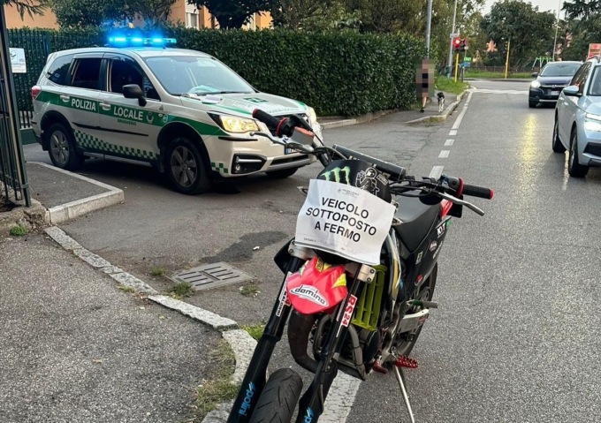 Viaggiava in moto senza casco, libretto, patente, assicurazione e revisione. Record di sanzioni per un 47enne di Brugherio