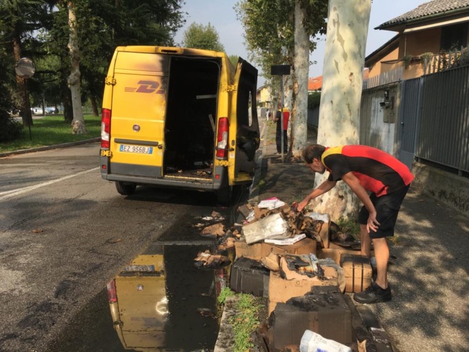 Furgone del corriere prende fuoco: autista si ferma in tempo. In fumo l’intero carico