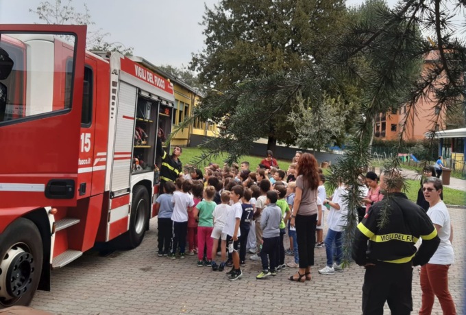 Evacuati gli studenti da una scuola di Segrate, arrivano pompieri e ambulanze