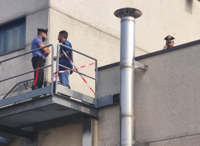 Rinvenuto un cadavere sul tetto di un negozio: la pista del rito esoterico