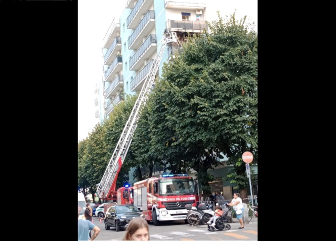 Fiamme nel cantiere del bonus 110: paura in un condominio di Pioltello