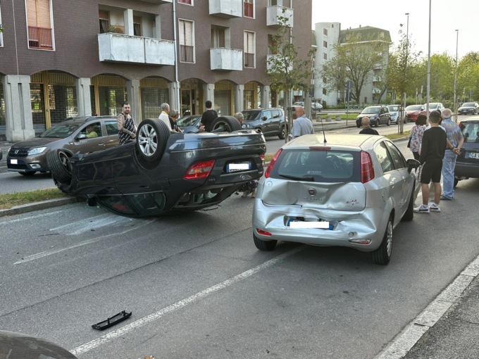 Schianto tra due auto a Melzo, una si ribalta: soccorso un uomo incastrato tra le lamiere