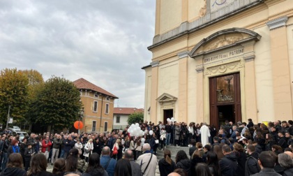 A Busnago folla immensa per l'ultimo saluto alla giovanissima Giada . "Ora per noi tu sei l'angelo più bello"