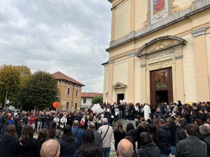 A Busnago folla immensa per l’ultimo saluto alla giovanissima Giada . “Ora per noi tu sei l’angelo più bello”