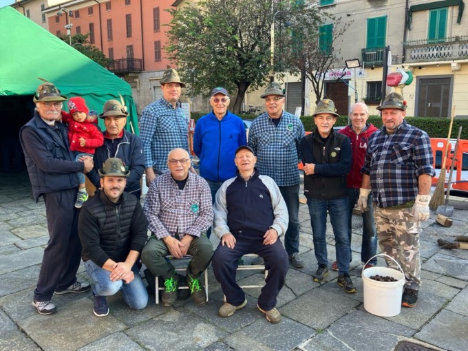 Cassano, tradizionale castagnata degli Alpini in piazza Garibaldi