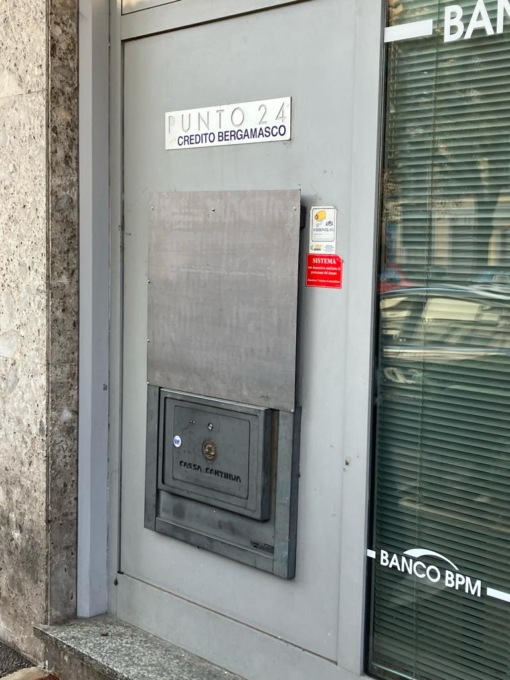 Cassano, malviventi fanno esplodere il bancomat e portano via i contanti