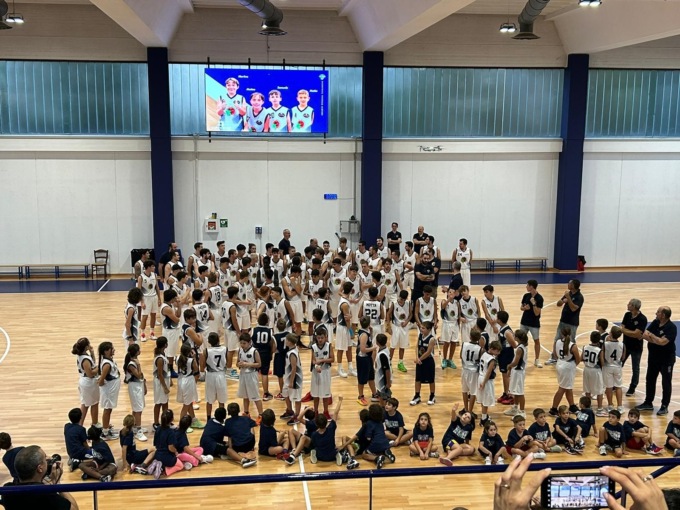 Un nuovo pavimento in legno per il basket, a Pozzuolo inaugurazione in pompa magna