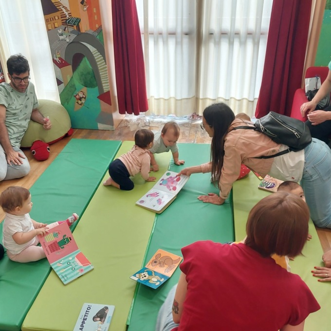 La biblioteca di Cassano fa il pieno di genitori e bimbi per l’iniziativa BiblioBebè