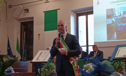 Sala consiliare gremita e tanta commozione: a Brugherio sono state consegnate le benemerenze