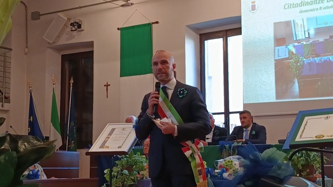 Sala consiliare gremita e tanta commozione: a Brugherio sono state consegnate le benemerenze