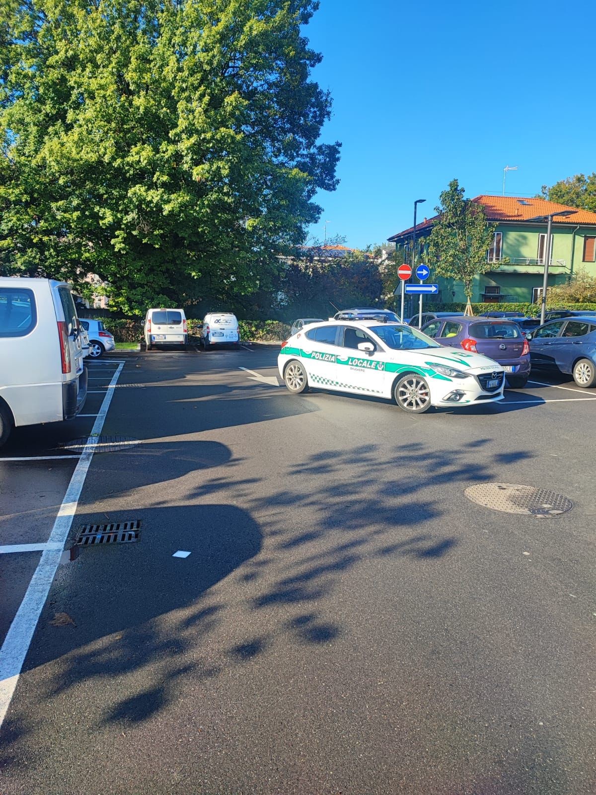 Litigano Davanti A Scuola Per Il Parcheggio Due Donne Divise Dalla Polizia Locale Di Brugherio