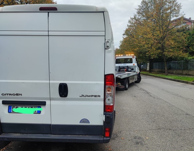 A Brugherio la Polizia Locale rimuove un’auto abbandonata e un furgone rubato