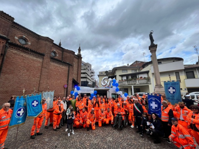 Davanti alla parrocchiale di Melzo è festa per la Croce Bianca: è stata inaugurata la nuova 161