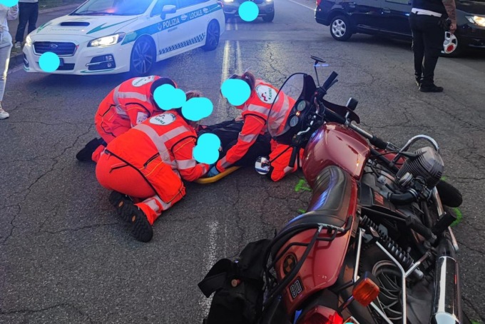 Scontro tra un’auto e una moto Bmw d’epoca, ferito un 42enne