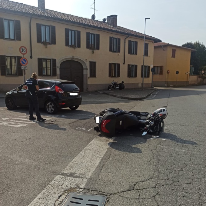 Scontro a Bussero tra uno scooter e un’auto, paura per un 39enne
