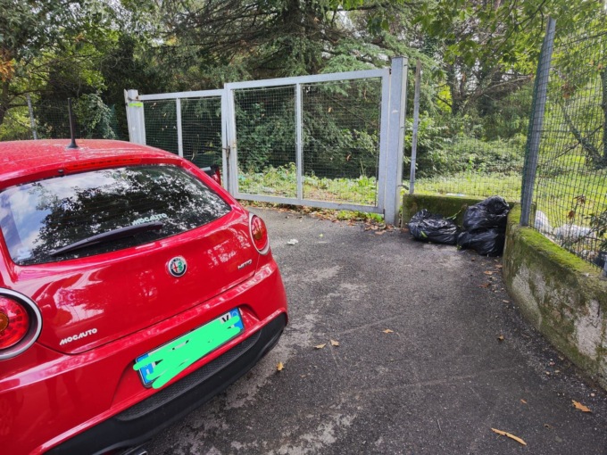 La discarica comunale è aperta, ma lui butta i rifiuti in strada: beccato dalla Polizia Locale