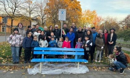 A Pessano prende vita una panchina dipinta di azzurro dalle mani dei bambini