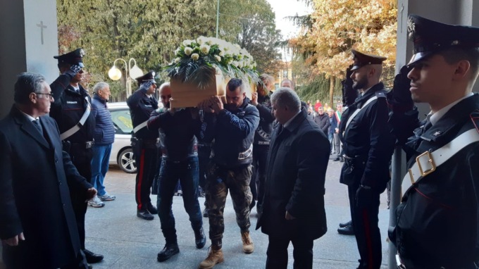 Non manca proprio nessuno a Cologno Monzese per l’ultimo saluto a “Ema”