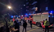 Incendio in un condominio di Cassina de' Pecchi, vicino salva anziano dalle fiamme