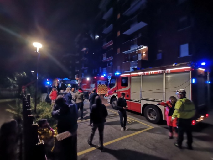 Incendio in un condominio di Cassina de’ Pecchi, vicino salva anziano dalle fiamme