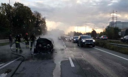 Auto prende fuoco sulla Cassanese, code e disagi a Segrate