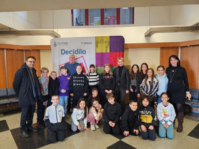 I bambini della scuola di Pioltello maestri di ecologia: in Municipio arriva “Batterina”