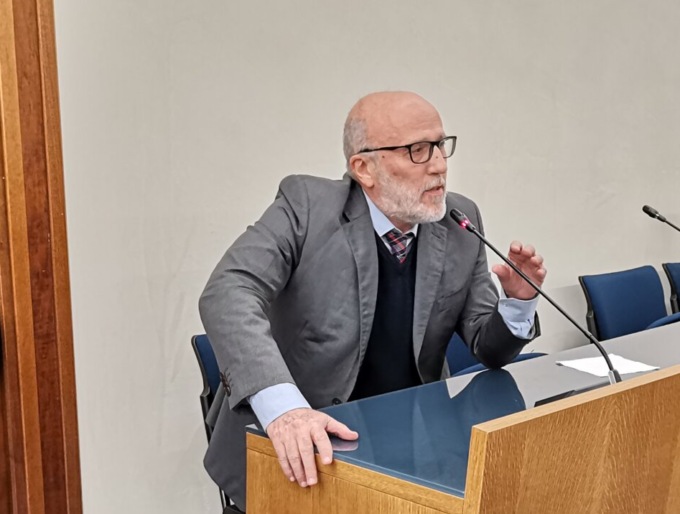 Fulmine a ciel sereno a Cernusco sul Naviglio, il preside Claudio Mereghetti va in pensione seduta stante