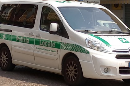 Un gesto di umanità che scalda il cuore: agente della Polizia Locale aiuta una cittadina in difficoltà