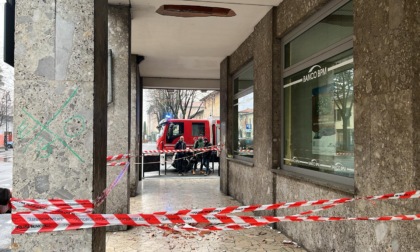 Crolla una porzione di soffitto sotto ai portici, paura a Cassano d'Adda