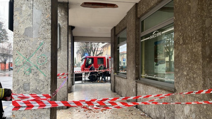 Crolla una porzione di soffitto sotto ai portici, paura a Cassano d’Adda