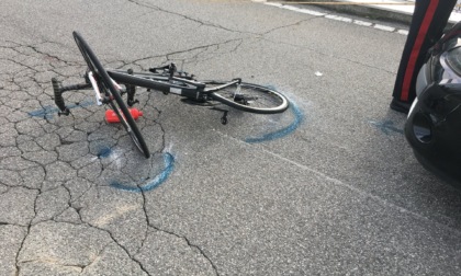 Scontro tra auto e bici, ciclista 73enne soccorso in codice rosso