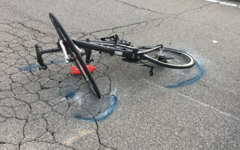 Scontro tra auto e bici, ciclista 73enne soccorso in codice rosso