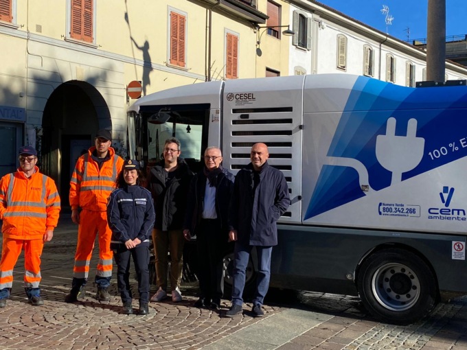 Una nuova spazzatrice green acquistata da Cem in servizio a Melzo