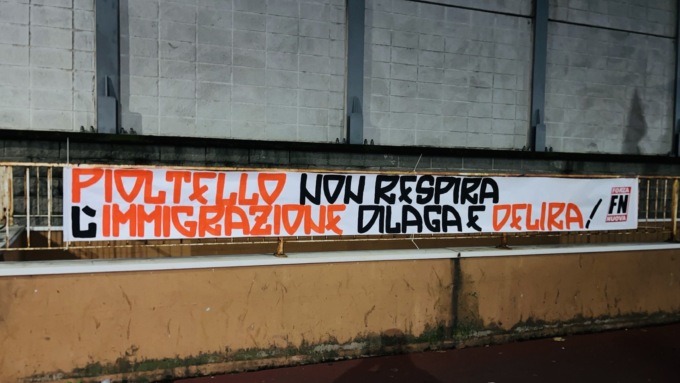 Striscione di Forza Nuova a Pioltello: “L’immigrazione dilaga e delira”