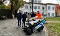 Cernusco, video e foto della nuova mini spazzatrice elettrica in azione: "Fa il lavoro di fino"