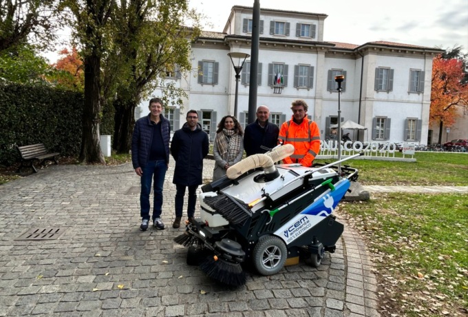 Cernusco, video e foto della nuova mini spazzatrice elettrica in azione: “Fa il lavoro di fino”