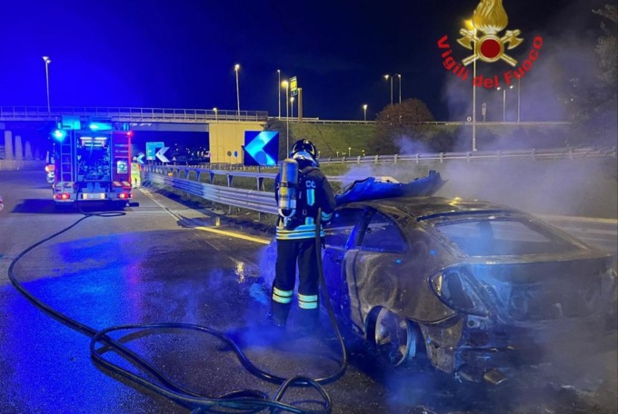 Autostrada A4: auto in fiamme, incendio domato dai Vigili del fuoco